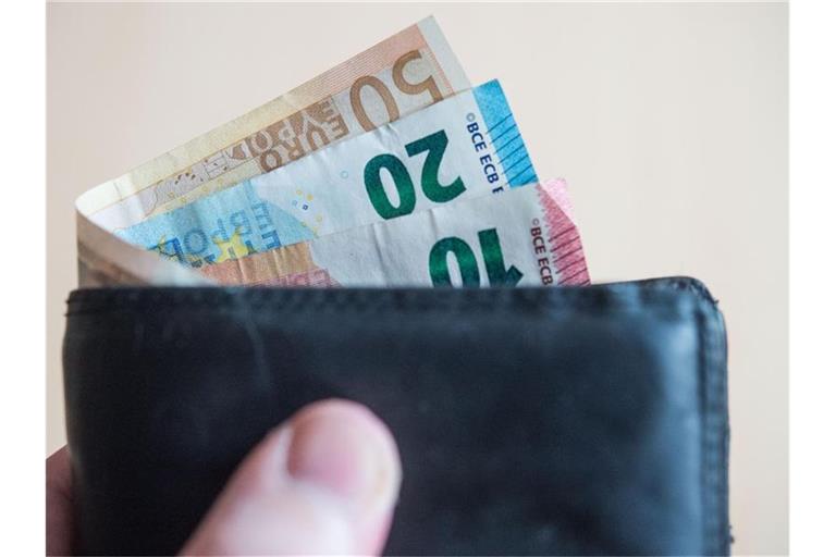 Viele Menschen werden sich nächstes Jahr über mehr Geld freuen können. Foto: Lino Mirgeler/dpa