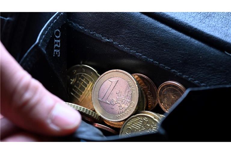 Viele Menschen würden gerne mehr fürs Alter sparen, können es sich aber nicht leisten. (Symbolbild)