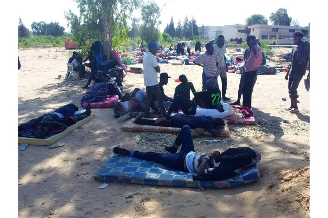 44 Tote bei Angriff auf Migrantenlager in Libyen Viele Migranten suchen nach einem Luftangriff auf ein Migrantenzentrum Schutz in Tajoura. Tajoura liegt in der Metropolregion Tripolis, Libyen. Foto: UGC/AP
