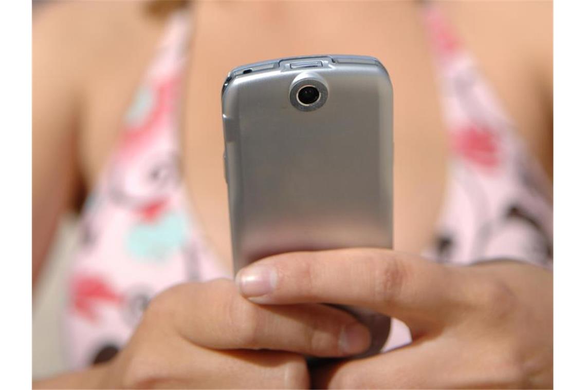 Porno im Klassenchat - Mehr Ermittlungen gegen Minderjährige Viele Minderjährige besitzen ein Smartphone. Die notwendige Medienkompetenz ist hingegen nicht bei allen vorhanden. Foto: Stefan Sauer