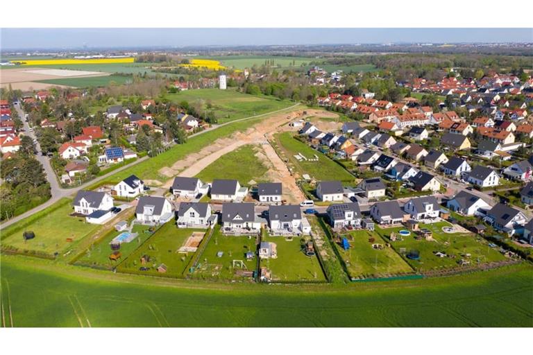 Viele neue Häuser: Wozu sollen junge Familien heute teuer bauen, wenn sie morgen vielleicht das alte Haus eines Boomers kaufen können?