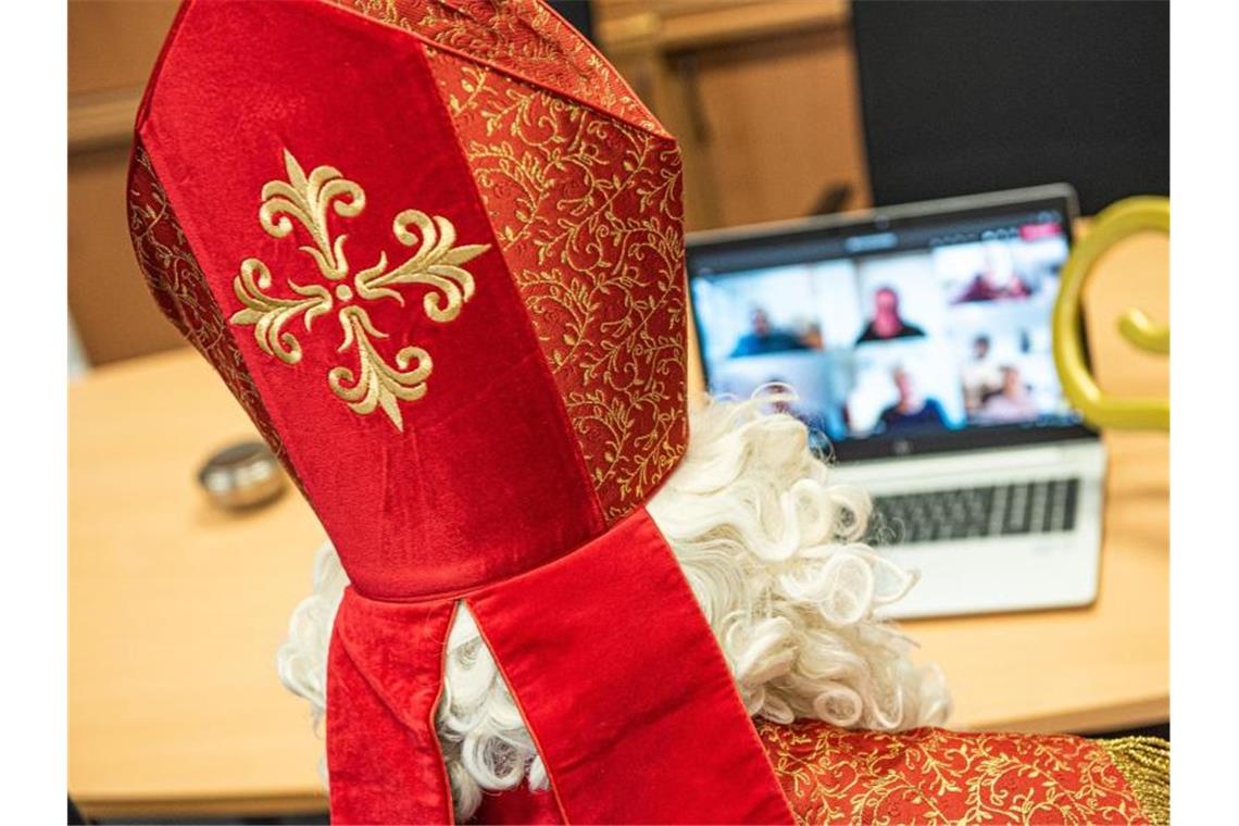 Der Nikolaus ist auch zu Corona-Zeiten unterwegs Viele Nikolaus-Aktivitäten werden in diesm Jahr ins Internet verlegt - aber nicht alle. Foto: Simon Wiggen/Bistum Essen/dpa