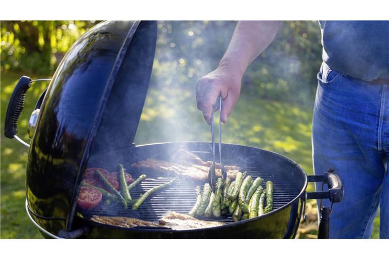 Viele nutzen den 1. Mai als Anlass für eine Grillparty. Doch dabei gibt es Regeln zu beachten (Symbolbild).