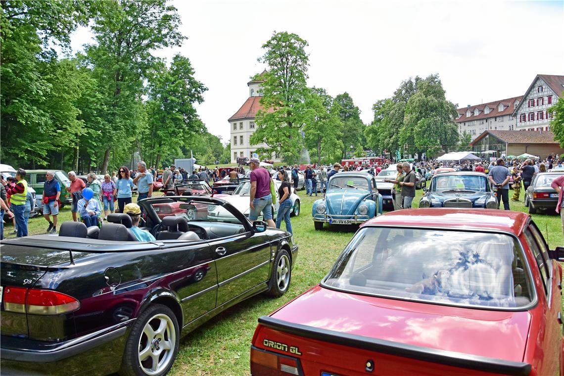 Viele Oldtimerfans und Familien sind nach Oppenweiler gekommen.