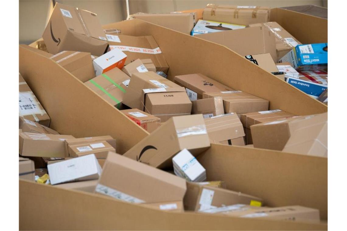 Viele Pakete liegen in einem Paketzentrum von Deutsche Post und DHL. Foto: Tom Weller/dpa/Archivbild