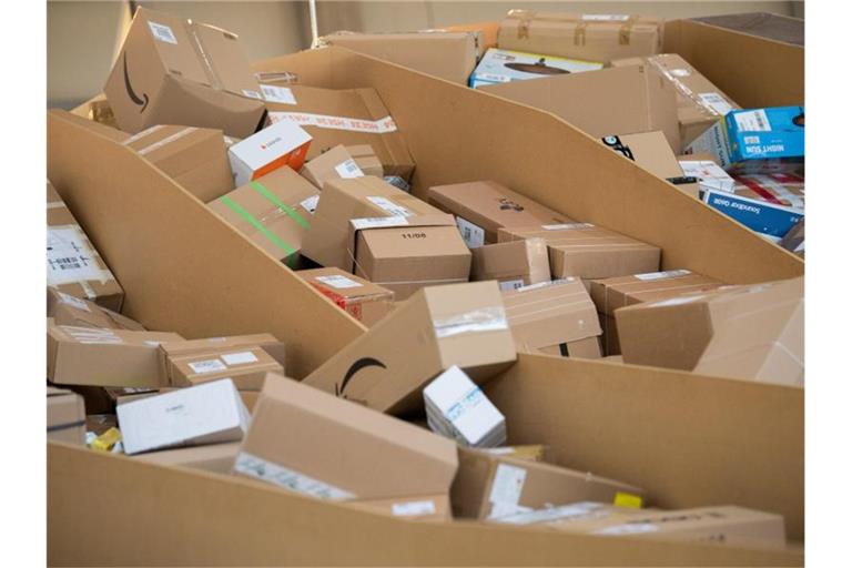 Viele Pakete liegen in einem Paketzentrum von Deutsche Post und DHL. Foto: Tom Weller/dpa/Archivbild