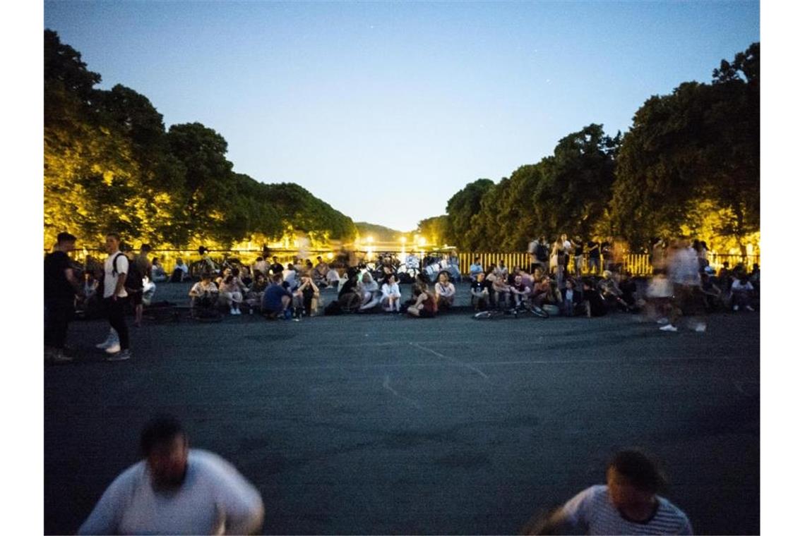 Viele Party-Hot-Spots in der Bundesrepublik sind am Wochenende auch ruhig geblieben, wie die Sachsenbrücke in Leipzig. (Archivbild). Foto: Alexander Prautzsch/dpa-Zentralbild/dpa