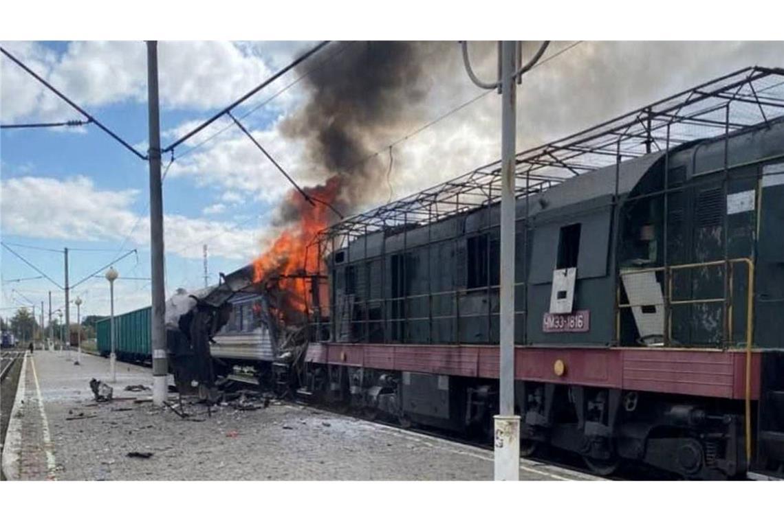 Viele Passagiere wurden bei dem Angriff auf einen Bahnhof in Schostka verletzt.