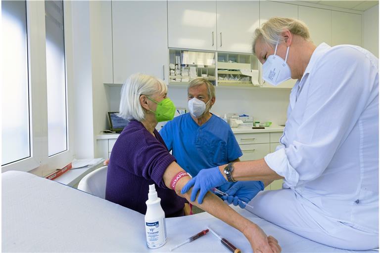 Viele Patienten, deren bisheriger Hausarzt aufgehört hat zu praktizieren, wurden von Ute und Günther Ulfert übernommen. Aber auch wenn sie und ihr gesamtes Team fleißig ohne Ende sind, so stoßen sie alle zusammen auch irgendwann an ihre Grenzen. Foto: Alexander Becher