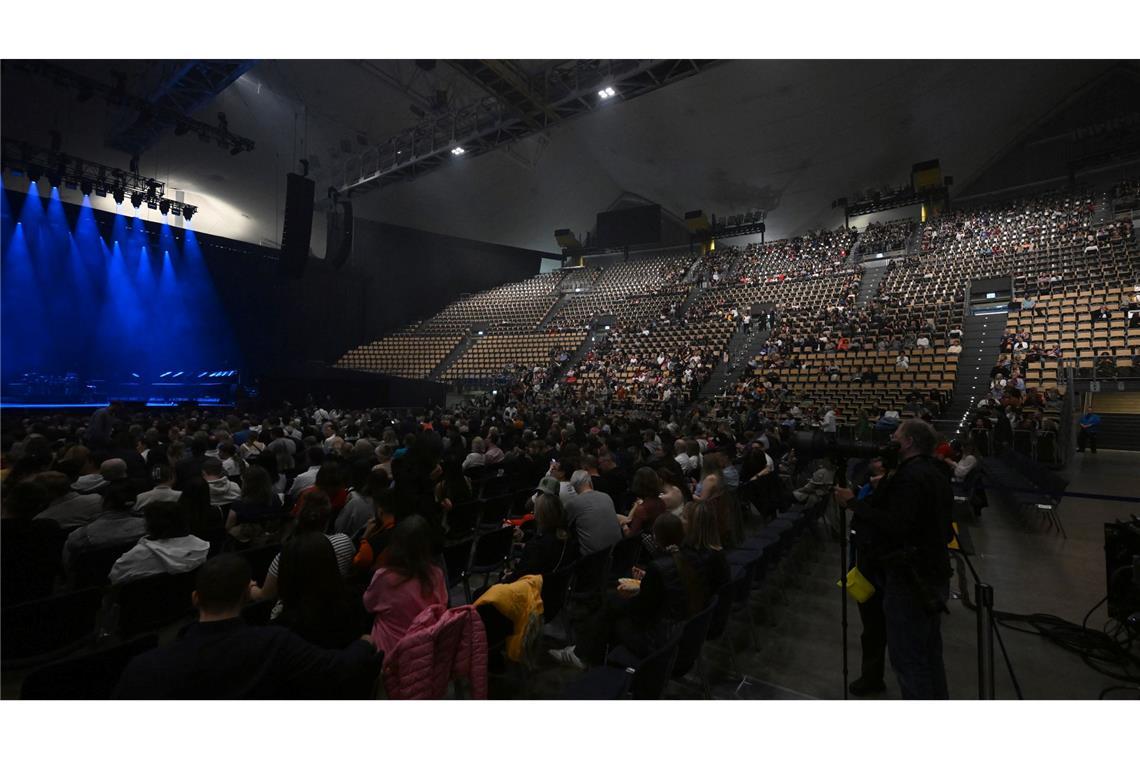 John Legend gibt Konzert vor nur 3.300 Fans Viele Ränge blieben leer.