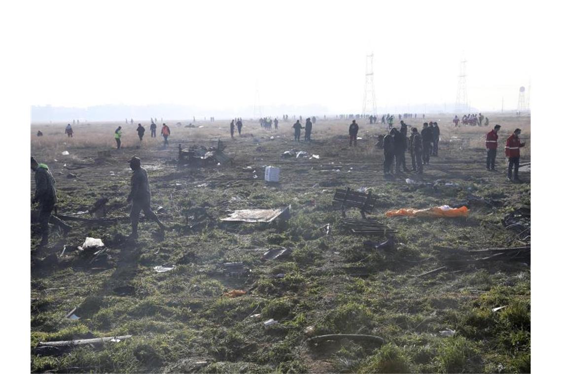 Über 170 Tote bei Flugzeugabsturz im Iran Viele Rettungskräfte sind in der Nähe des Flughafens im Einsatz. Foto: Ebrahim Noroozi/AP/dpa