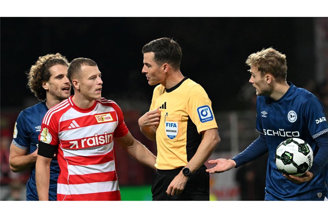 Tradition trifft Moderne: Der Pokal im Videobeweis-Dilemma Viele Schiedsrichter, hier Harm Osmers, standen in der zweiten Pokal-Runde im Fokus.