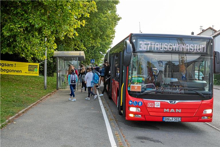Viele Schüler, etwa am Tausgymnasium in Backnang, nutzen den Bus für den Weg zur Schule. Foto: A. Becher
