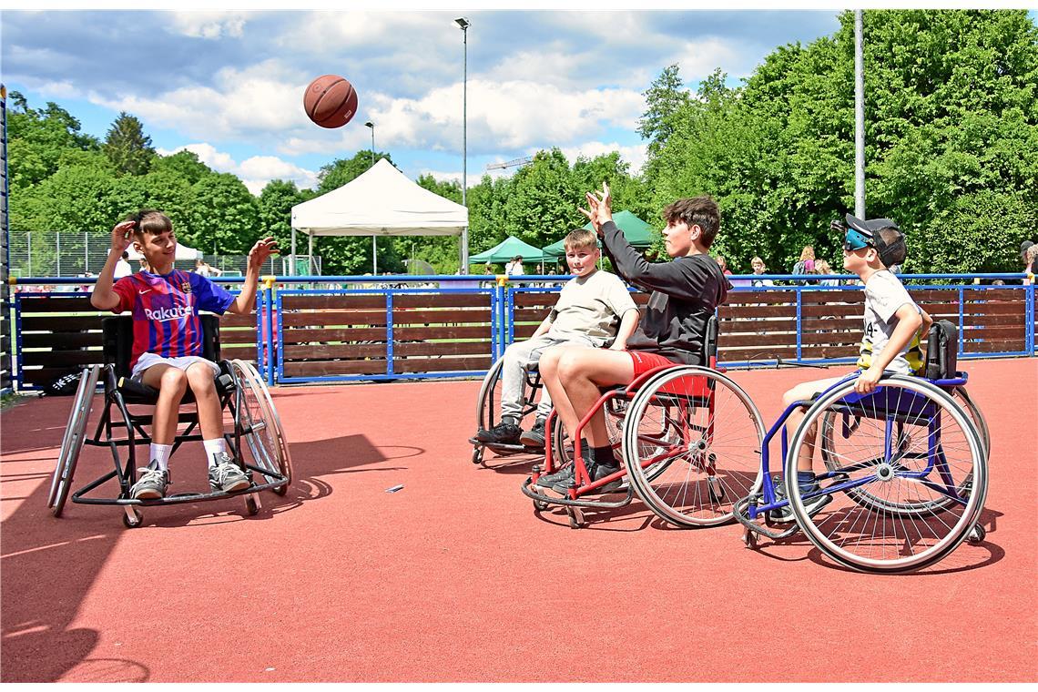 Viele Schüler haben sich beim Sportfest im Rollstuhl-Basketball probiert.