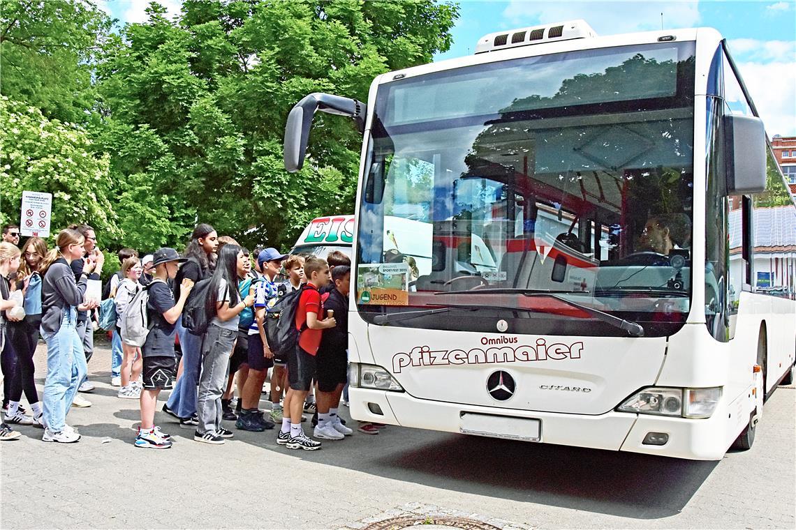 Viele Schulklassen sind mit dem Shuttlebus vom Busbahnhof zum Sportfest auf dem ...