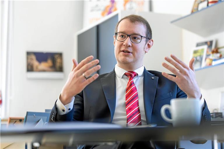 „Viele Standards sind in der jetzigen Form nicht mehr finanzierbar“, sagt Maximilian Friedrich im Interview. Von der Bundesregierung fordert der Backnanger Oberbürgermeister deshalb „echte Reformen im Sozialstaat“. Fotos: Alexander Becher