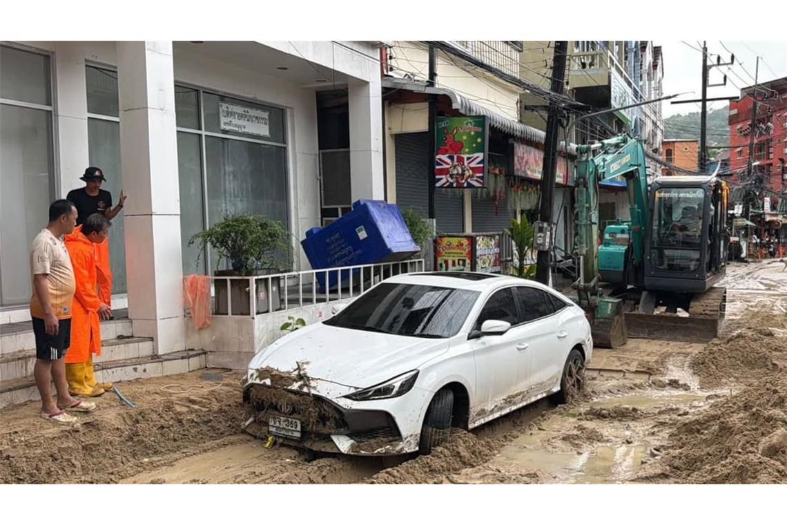 Viele Straßen auf Phuket waren von Schlamm und Geröll bedeckt.