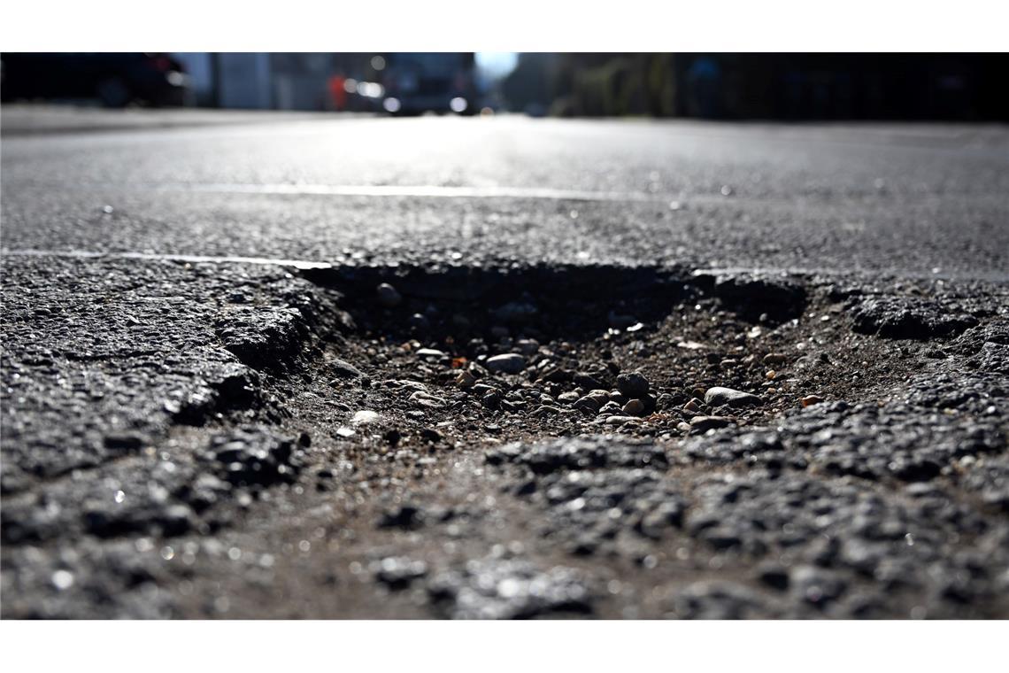 Viele Straßen im Land sind sanierungsbedürftig (Symbolbild)