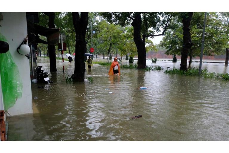 Rekordregen in Vietnam – historische Städte unter Wasser Viele Straßen in Hue standen unter Wasser.