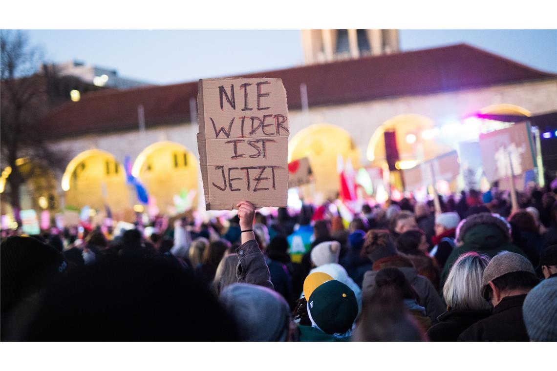 Die Demo auf dem Schlossplatz im Video Viele Teilnehmer hatten Plakate dabei, auf denen etwa „Nie wieder ist jetzt“ stand ...