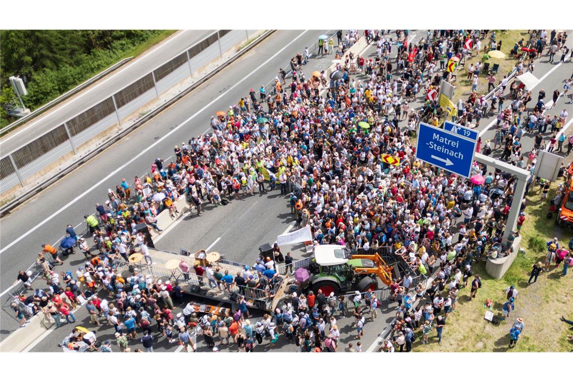 Viele Teilnehmer kamen zur Demo bei Matrei am Samstagnachmittag.