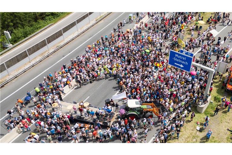 Viele Teilnehmer kamen zur Demo bei Matrei am Samstagnachmittag.
