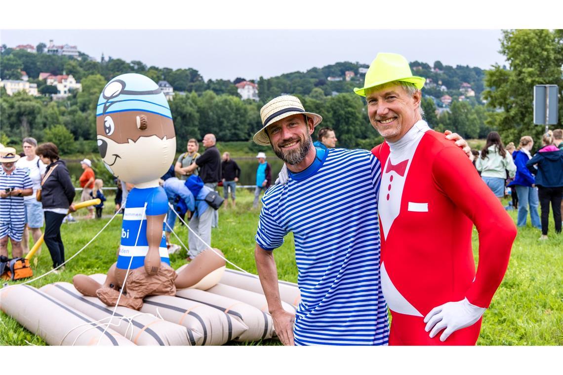 Hunderte Teilnehmer beim Elbeschwimmen in Dresden Viele Teilnehmer tragen bunte Kostüme.