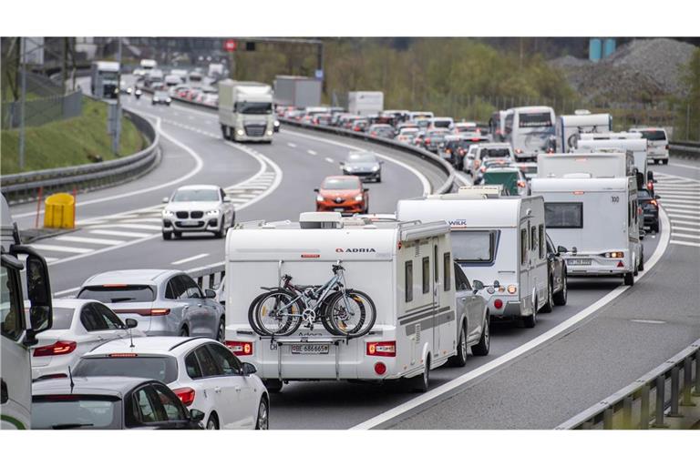 Viele Touristen reisen durch die Schweiz.