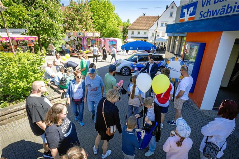 Viele Unternehmen bieten besondere Aktionen an. Bei der Volksbank zum Beispiel kann man an einem Glücksrad drehen. Fotos: Alexander Becher