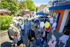 Viele Unternehmen bieten besondere Aktionen an. Bei der Volksbank zum Beispiel kann man an einem Glücksrad drehen. Fotos: Alexander Becher