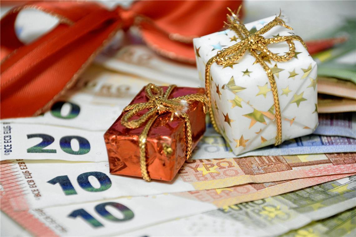 Viele Unternehmen zahlen in diesen Tagen Weihnachtsgeld als finanzielle Anerkennung für ihre Mitarbeitenden. Symbolfoto: Adobe Stock/pattilabelle