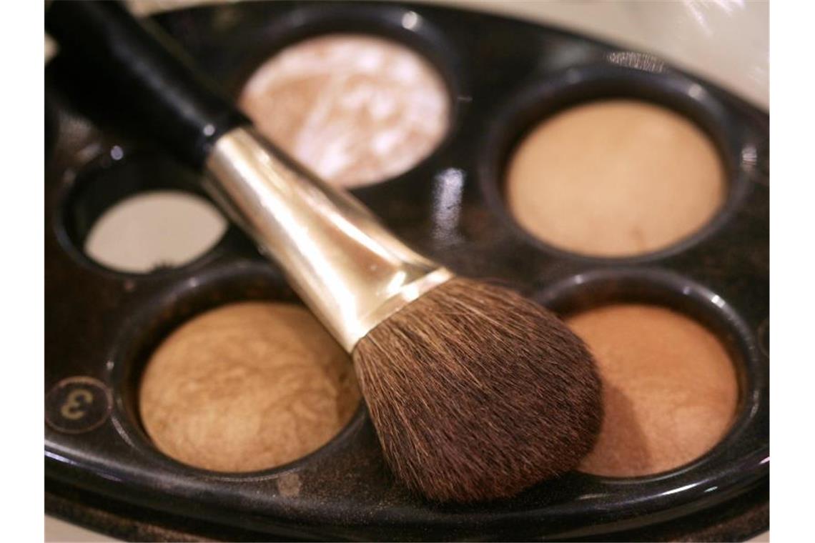 Weniger Nachfrage nach Make-up in Corona-Krise Viele Verbraucher sparen gerade beim Make-up. Foto: Bernd Thissen/dpa