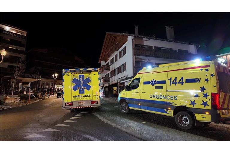 Viele Verletzte wurden in der Silvesternacht in Crans-Montana mit Rettungswagen in Kliniken gebracht.