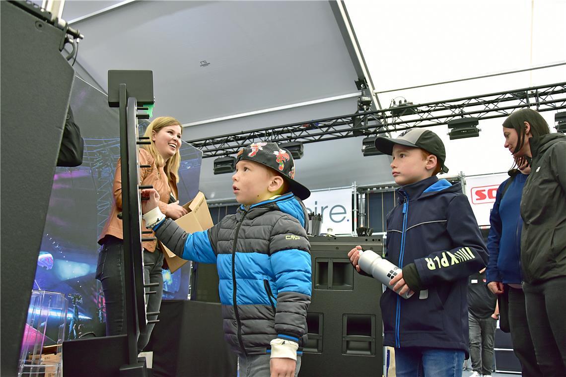 Viele versuchen ihr Glück beim Glücksrad am Stand von d&b audio. . Leistungs- un...