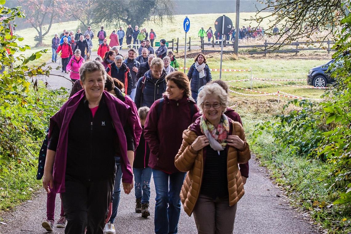 6400 Euro bei Spendenwanderung gesammelt Viele Wanderfreudige kamen zum Eschelhof. Foto: Kreissparkasse Waiblingen