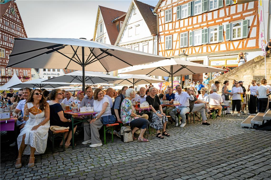 Viele wollten trotz Hitze des Fassanstich nicht versäumen.