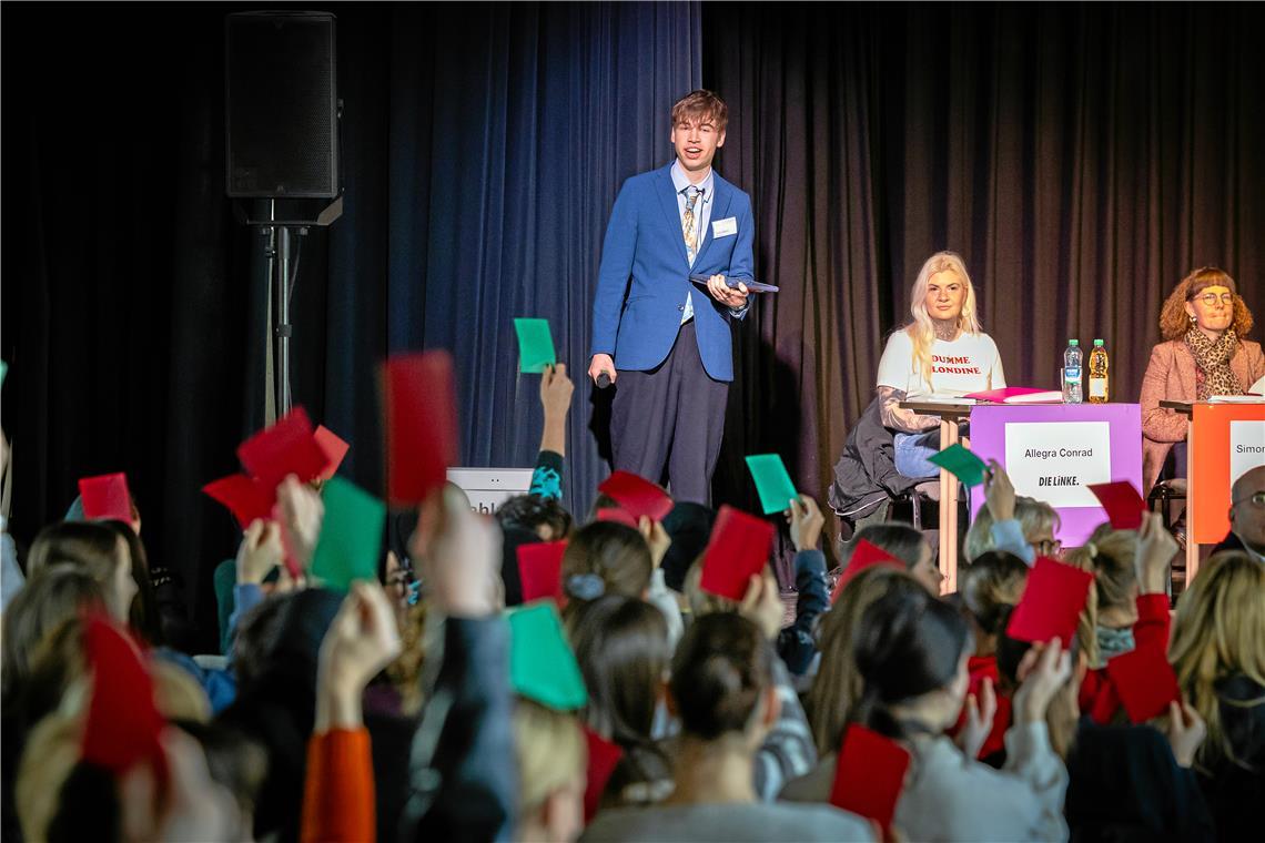 Viele Zeichen stehen auf Rot: Beim Stimmungsbild vor der Podiumsdiskussion halten die Schüler eine rote oder grüne Karte hoch, je nachdem, ob sie ihre Wahlentscheidung bereits getroffen haben (Grün) oder noch unentschlossen sind (Rot). Am Ende der Veranstaltung folgt dieselbe Frage – mit einem gänzlich anderen Ergebnis. Foto: Alexander Becher
