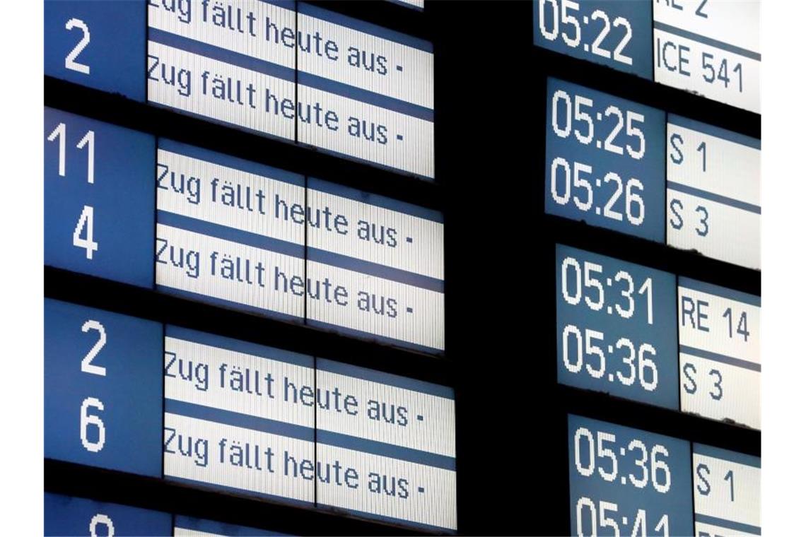 Sturm: Fernverkehr bis Montagnachmittag eingeschränkt Viele Zugausfälle am frühen Morgen am Essener Hauptbahnhof. Foto: Roland Weihrauch/dpa