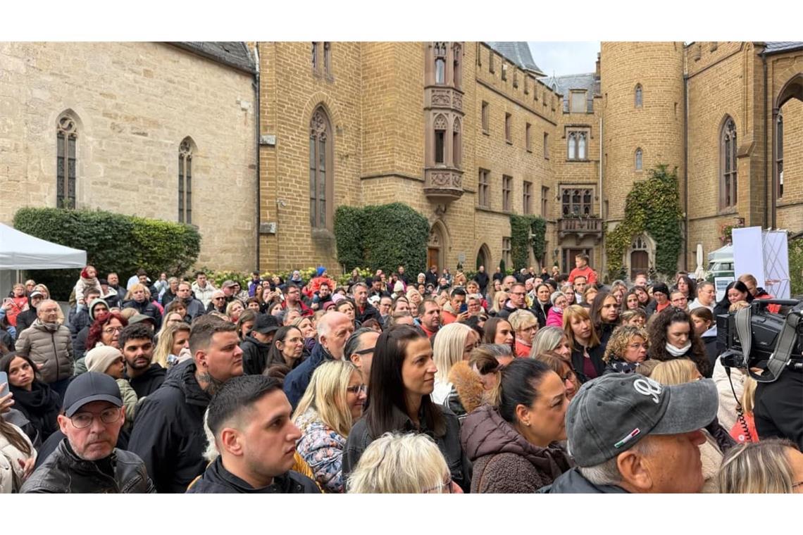 Viele Zuschauer verfolgten das Spektakel auf der Hof der Burg Hohenzollern.