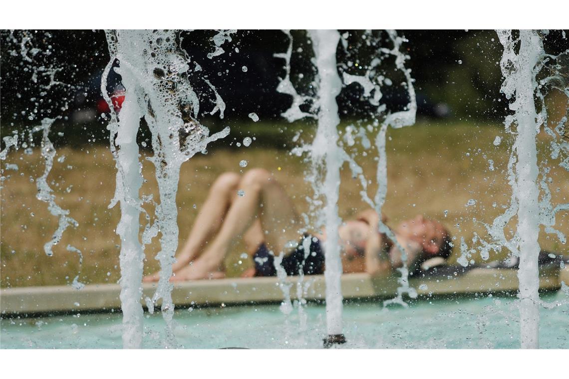 Höchste Temperatur des Tages in Baden-Württemberg gemessen Vielen Menschen fanden am Samstag am Wasser etwas Abkühlung.