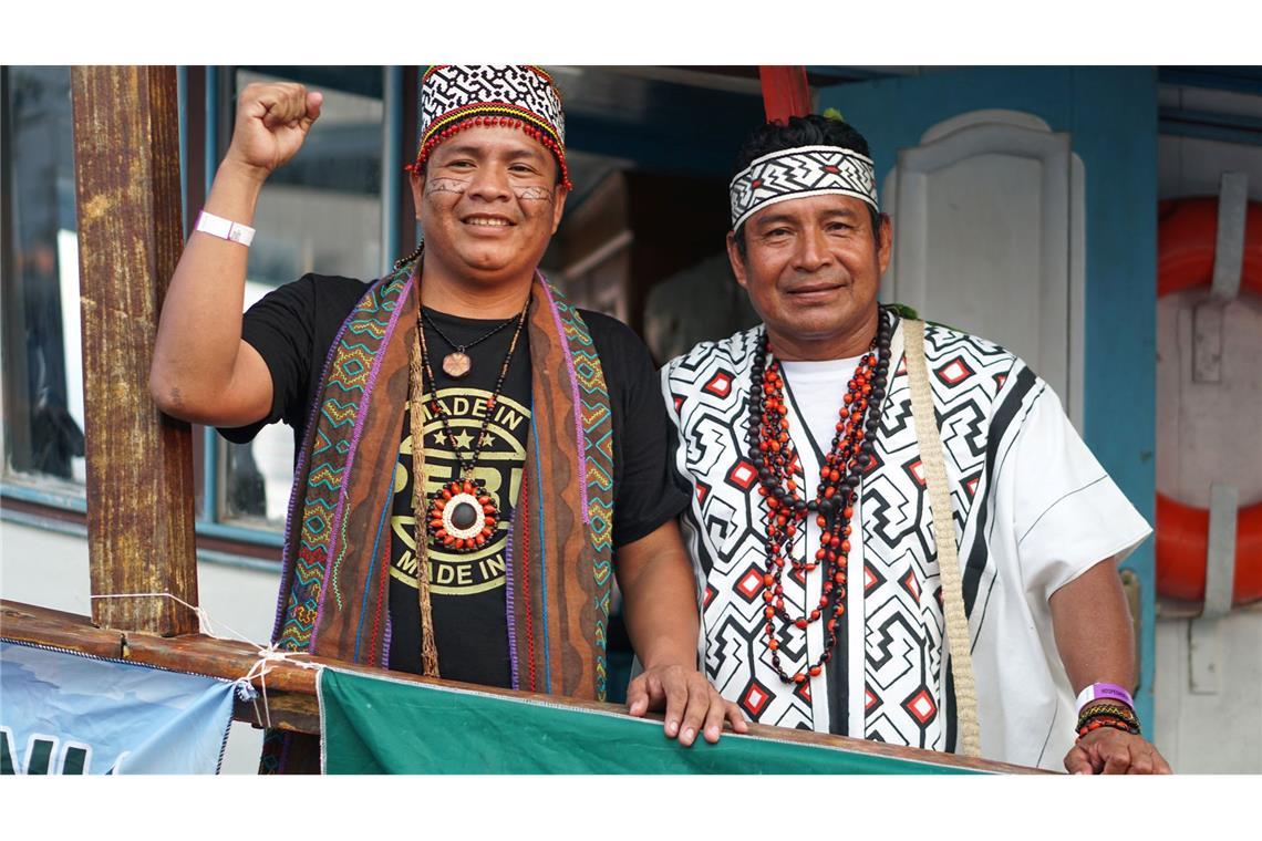 Vieler indigene Vertreter tragen traditionelle Gewänder und Kopfschmuck.