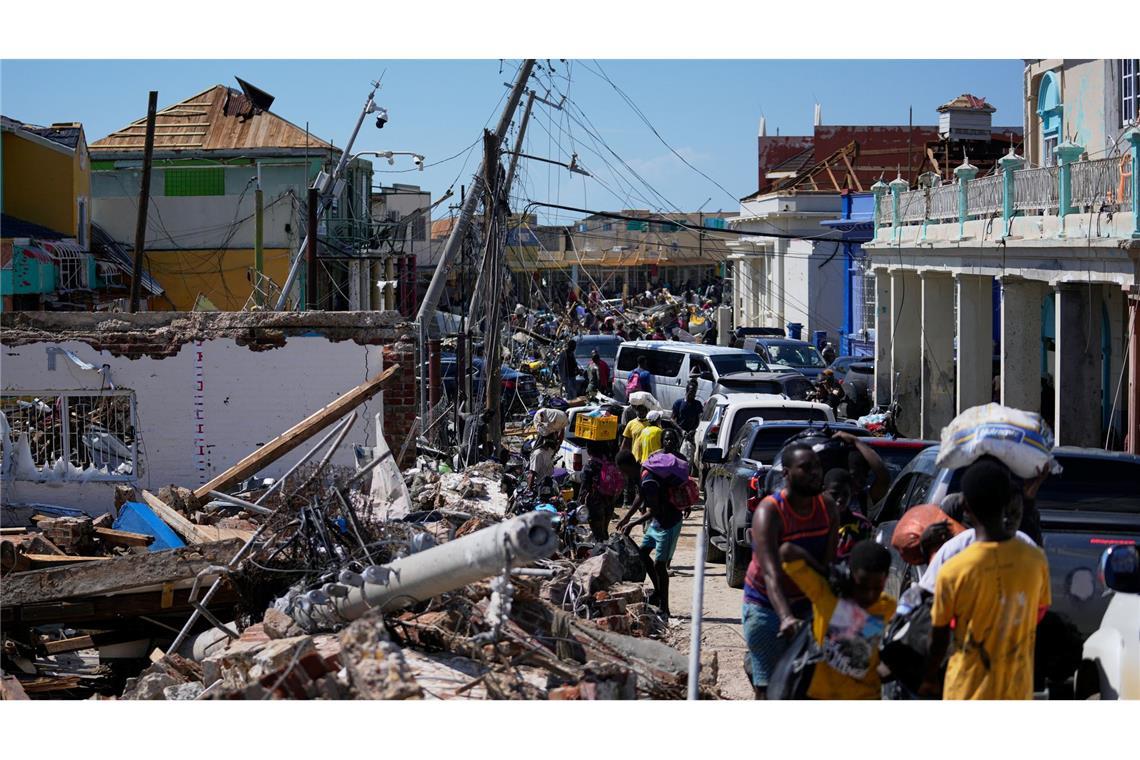 Vielerorts blockieren Trümmer die Straßen.