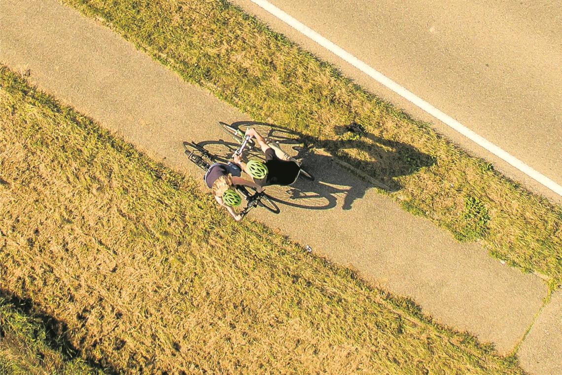 Vielerorts ein Problem: Die ohnedies recht schmalen älteren Radwege sind von den Rändern her mit Gras bewachsen. Da kann es dann ganz schön eng werden, wenn zwei Radfahrer einander begegnen oder wenn ein langsamerer überholt werden soll. Fotos: A. Becher