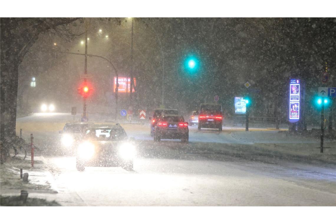 Vielerorts gab es in der Nacht den ersten Schneefall und der sorgte direkt für glatte Straßen.