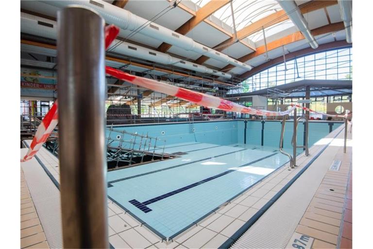 Vielerorts gibt es Wartelisten für Anfängerschwimmkurse. Foto: Julian Stratenschulte/dpa