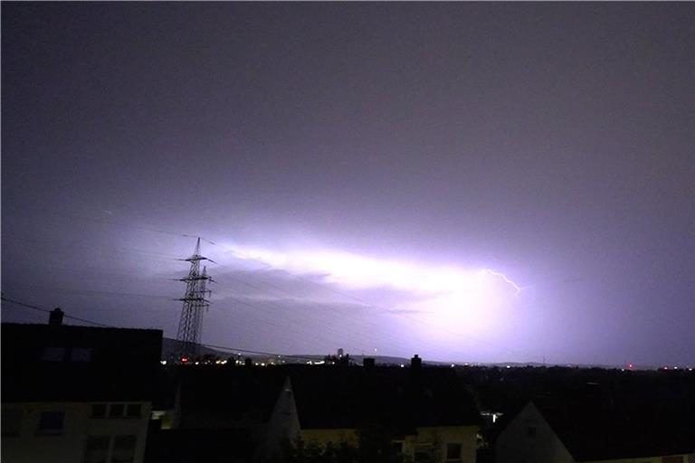 Vielerorts sind Äste auf Straßen und Wege gefallen. Foto: 7aktuell.de/Simon Adomat