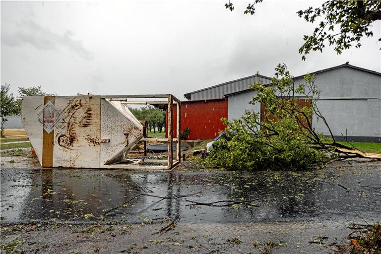Vielerorts sind Äste auf Straßen und Wege, in Oppenweiler auch auf ein Gebäudedach gefallen. Foto: 7aktuell.de/Simon Adomat
