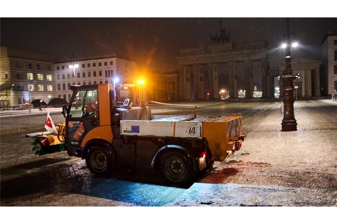 Vielerorts sind Streufahrzeuge im Einsatz.