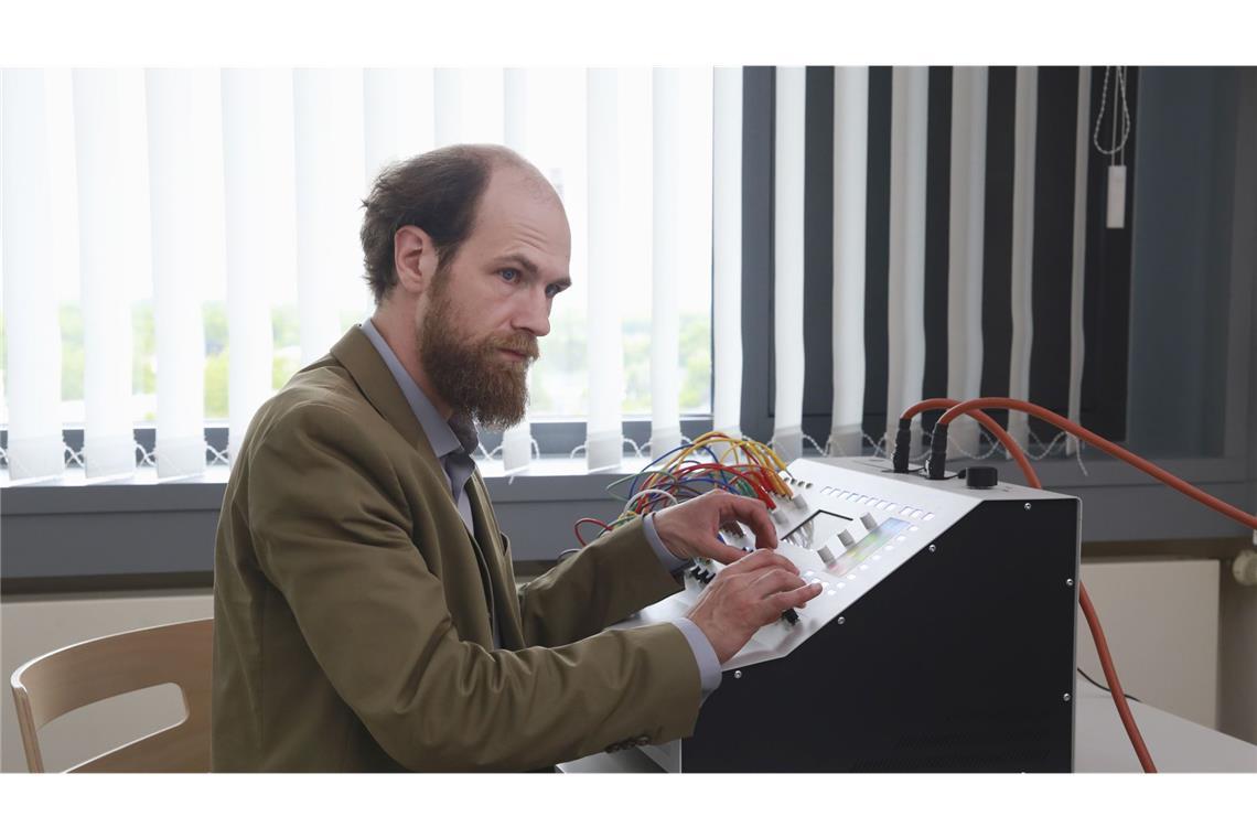 Vielleicht kann der Psychiater Dr. Schneider (Robert Gwisdek) mit seiner merkwürdigen Apparatur helfen.