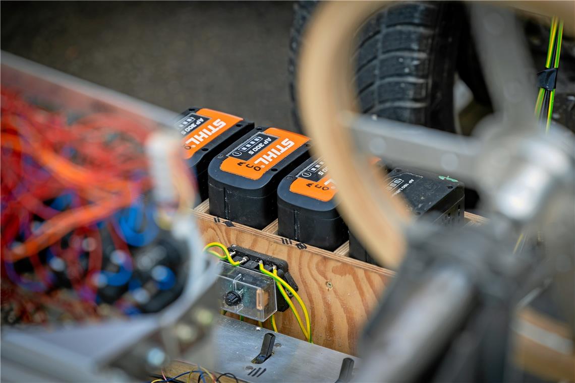 Jugendliche bauen in Weissach aus einem Smart ein Elektrofahrzeug Vier Akkus liefern den Strom, jeweils einer für einen Gang und einer für die Elektronik.